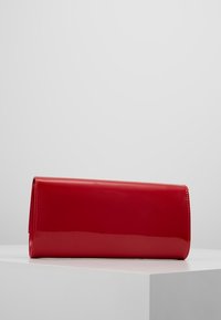 Bolso clutch rojo brillante de forma rectangular y textura suave. Cuenta con un cierre de solapa sin herrajes visibles ni patrones.