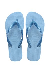 Mėlynos gumines šlepetes su plačiomis diržais ir tekstūruotu padu. Diržuose yra raštas, o prekės ženklas "Havaianas" įspaustas.