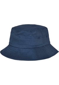 Tamnoplavi šešir s širokim rubom napravljen od teksturirane tkanine, sa rubom koji se naginje prema dolje i rupama za ventilaciju na stranama.