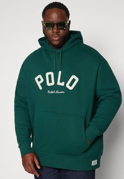 Zelená mikina s kapucí, s bílým nápisem "POLO" a "Ralph Lauren" pod ním. Má klokaní kapsu a žebrované manžety.
