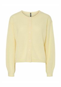 Rumena jopica iz mehke pletenine, z okroglim izrezom, gumbi spredaj in dolgimi rokavi z rebrastimi manšetami.