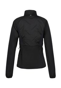 Chaqueta negra con un cuello alto, que presenta paneles texturizados en la parte trasera y cremalleras laterales. Tejido suave con una silueta ajustada.