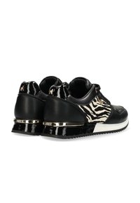 Svarta sportskor med zebra-mönstrad lädersida, glansiga svarta detaljer och en synlig gulddetalj på hälen.