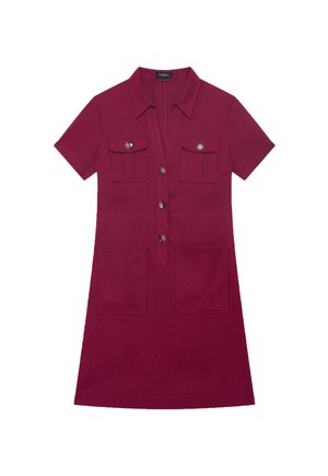 Sukienka z krótkim rękawem, z kołnierzykiem w kolorze bordowym, z zapięciem na guziki, dwiema kieszeniami na piersi i dwoma kieszeniami z przodu, uszyta z fakturowanej tkaniny.