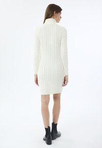 Felix Hardy CABLE TURTLENECK  - Pouzdrové šaty - off white