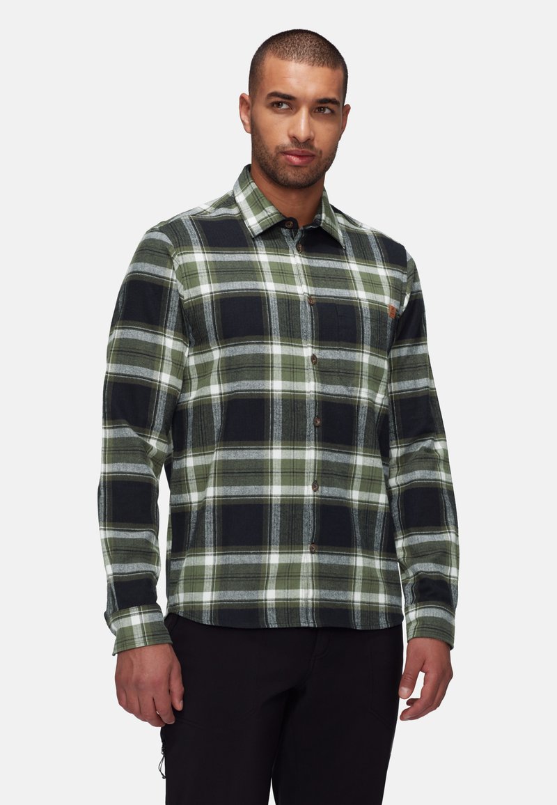 Camicia in flanella a quadri verdi e neri con chiusura a bottoni, colletto e maniche lunghe. Presenta bottoni marroni e un sottile accento del logo.