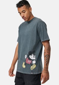 re-covered-disney-marching-mickey-relaxed-printtipaita-black-musta