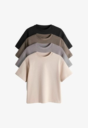 Neljä yksiväristä, pyöreäkauluksista ja lyhythihaista t-paitaa pinottuna, väreinä beige, vaaleanharmaa, ruskea ja musta, valkoisella taustalla.