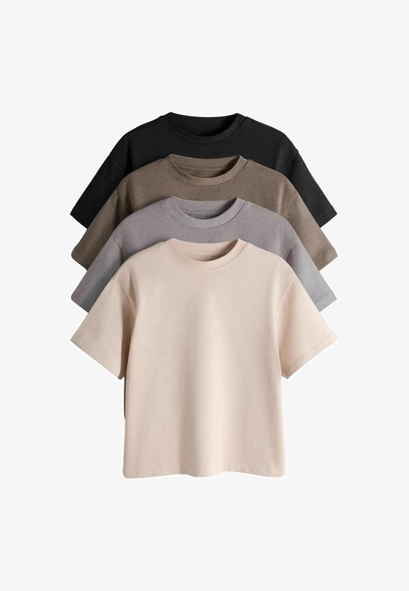 Quattro t-shirt semplici a girocollo e maniche corte impilate, nei colori beige, grigio chiaro, marrone e nero, esposte su sfondo bianco.