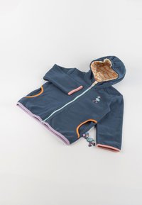 Blaues Fleece-Jacke mit Kapuze, kontrastierenden orangefarbigen und pinken Akzenten, einem Frontreißverschluss und einem verspielten Vogeldesign auf der Brust.
