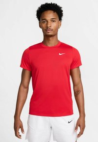 Rød idretts T-skjorte laget av syntetisk materiale, med rund hals, korte ermer og en hvit Nike-logo på venstre bryst.