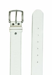 Weißer Leder Gürtel mit einer silbernen Metallschnalle, zeichnet sich durch eine glatte Textur, mehrere Löcher und eine geprägte Markenbezeichnung am Riemen aus.
