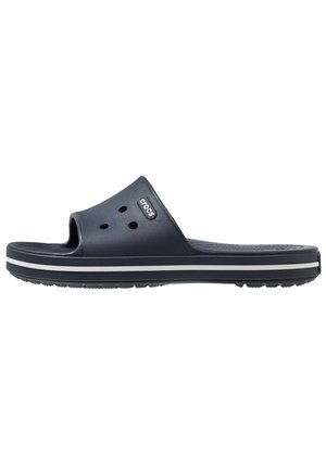 Sandale Crocs bleu marine à enfiler avec des trous de ventilation, une bande blanche sur la semelle et une semelle intérieure texturée.