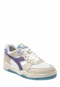 Sneaker bianco, viola e grigio realizzato con materiali in suede e rete, con una punta testurizzata, collo imbottito e suola in gomma blu.