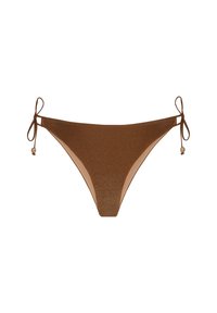 Brązowe bikini dolne z błyszczącą teksturą, z regulowanymi wiązaniami po bokach i dekoracyjnymi akcentami ze sprzętu; projekt o minimalnym pokryciu.