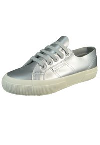 Srebrne metaliczne sneakersy z okrągłym noskiem, płaską białą gumową podeszwą i sześcioma oczkami na sznurówki. Gładka tekstura, minimalistyczny design.