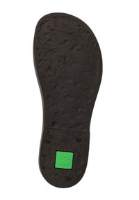 Suela de zapato negra con una superficie texturizada, que presenta un logo cuadrado verde con una rana. Forma redondeada y duradera para mayor comodidad y tracción.