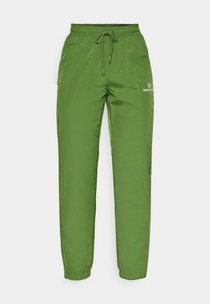 Grüne, leichte Jogginghose mit elastischem Bund, Kordelzugverschluss und Logodetail auf der linken Seite. Glatte, glänzende Textur.