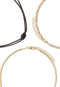 Trzy naszyjniki: czarny sznurek skórzany z węzłem, złoty łańcuszek z ogniwami oraz złoty łańcuszek z koralików z zapięciem typu lobster.