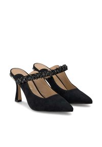 Tacchi slingback in suede nero con punta affilata e un cinturino decorativo di perline nere attorno alla caviglia. Tacco a stiletto per un'altezza in più.