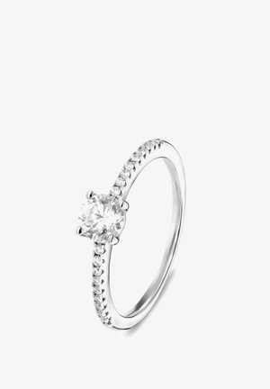 Silberner Verlobungsring mit einem großen, runden zentralen Diamanten und kleineren Diamanten entlang des Rings auf beiden Seiten.