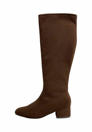Botte en daim marron haute avec un petit talon carré et un bout arrondi, vue de côté, sur fond blanc.