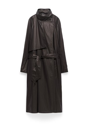 Lange zwarte jas gemaakt van glanzend materiaal, met een hoge kraag, wikkelontwerp en een ceintuur in de taille. Inclusief lange, losse mouwen en minimale details.