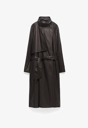 Langer schwarzer Mantel aus glänzendem Material, mit hohem Kragen, Wickeldesign und tailliertem Bund. Besitzt lange, lockere Ärmel und minimale Details.