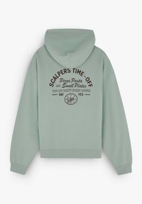 Sudadera corta de color verde menta con capucha ajustable. Presenta un texto gráfico en marrón oscuro, que incluye "SCALPERS TIME-OFF" y elementos decorativos.