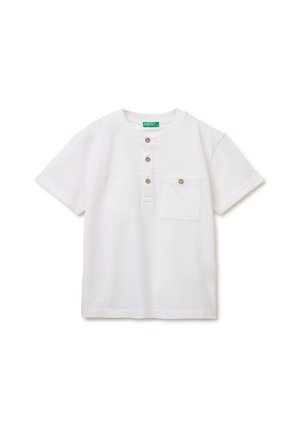 Weißes Kurzarmhemd mit rundem Kragen, drei braunen Knöpfen auf der Knopfleiste und einer Brusttasche mit passendem Knopf.