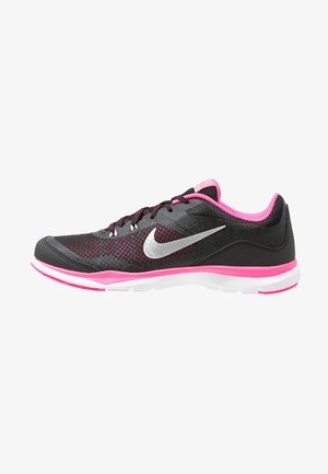 Zapatilla de running Nike negra y rosa con suela blanca y logo swoosh plateado, vista de lado.