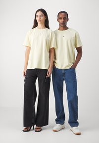 Tommy Jeans LINEAR LOGO TEE  - Printtipaita - lemon zest