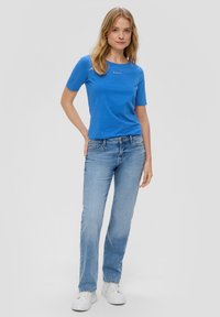 s.Oliver MIT LOGOPRINT - T-shirt basic - royalblau