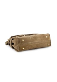 Bruine suède tas met een rechthoekige vorm, voorzien van gouden hardware-accenten en klinknagels aan de basis voor extra stabiliteit en ontwerpdetails.