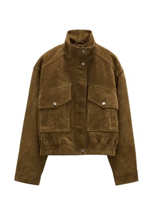 Brązowa zamszowa krótka kurtka z wysokim kołnierzem, dwoma przednimi kieszeniami z klapami na zatrzaski oraz elastycznym dołem na białym tle.