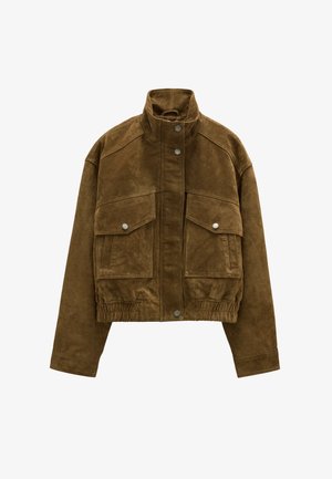 Brązowa zamszowa krótka kurtka z wysokim kołnierzem, dwoma przednimi kieszeniami z klapami na zatrzaski oraz elastycznym dołem na białym tle.