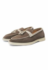 Mocassini in suede marrone con una fascia grigia chiaro e dettagli con nappina, caratterizzati da punta arrotondata e suola in gomma avorio.