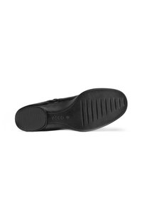 Semelle de chaussure en cuir noir avec une surface texturée, présentant un motif strié pour l'adhérence et un design de bout arrondi. Marque Ecco visible.