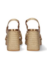 Sandalias de tacón alto doradas con tiras entrelazadas. Tacones gruesos y trenzados para mayor estabilidad. Correas en el tobillo ajustables para un mejor ajuste.