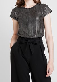ONLY Camiseta estampada - black