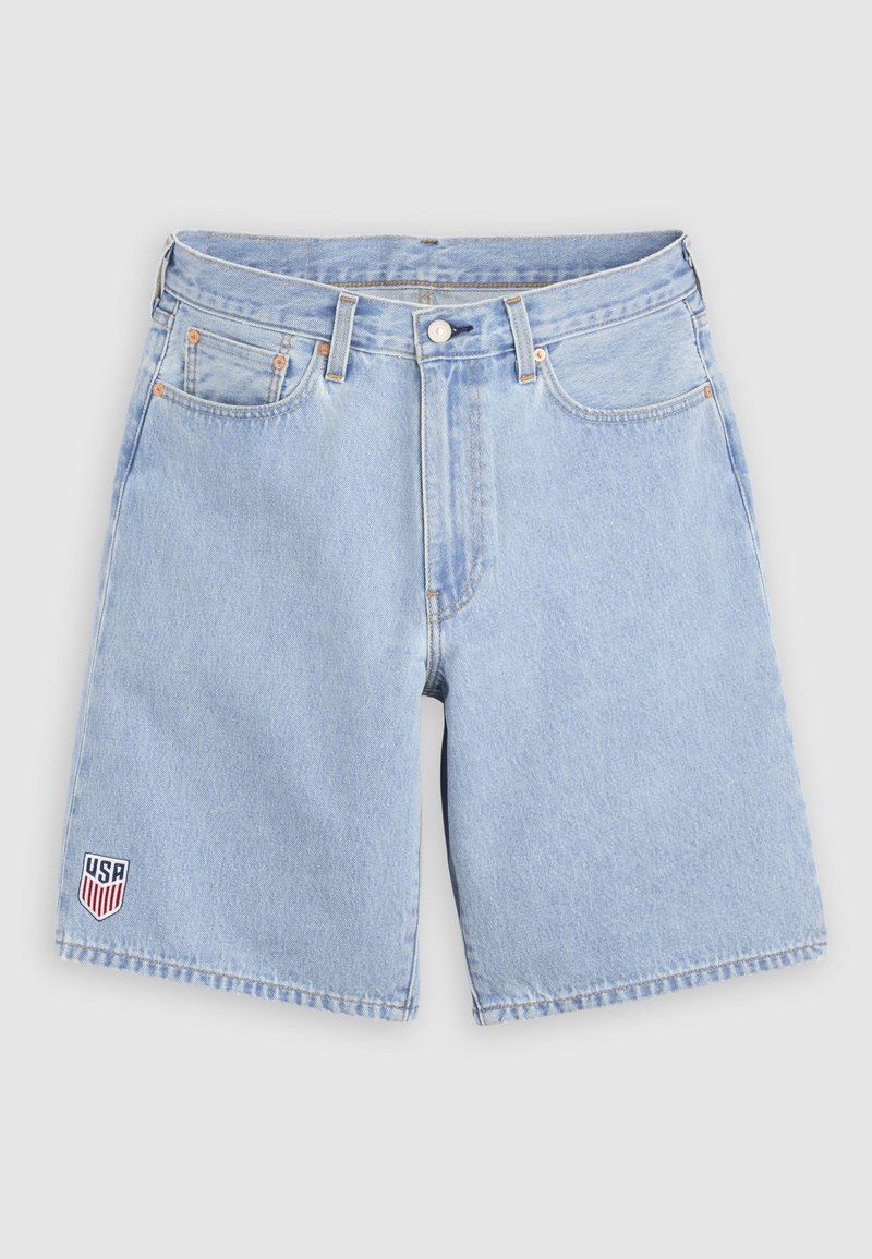 Hellblaue Jeans-Shorts mit Vordertaschen, Gürtelschlaufen, Knopfverschluss und einem kleinen USA-Wappenschild am linken Bein.