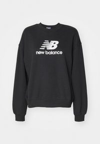 Felpa nera realizzata in tessuto misto cotone, con collo a giro e polsini a coste. Presenta un logo bianco "New Balance" sul davanti.