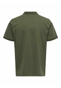 Olivgrünes Poloshirt aus Baumwolle mit einem einfachen, strukturierten Muster aus kleinen schwarzen Blattdrucks. Kurzärmel und ein Kragen.