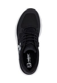 Sneaker nera Rieker morbida con suola bianca, tomaia in rete, design con lacci e logo del marchio sul lato e sulla soletta, mostrata vista dall'alto.