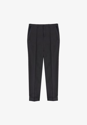 Schwarz maßgeschneiderte Hosen mit einem schlanken Design, das eine flache Front, seitliche Taschen und eine schmale Passform aufweist. Glatte Stoffoberfläche und dezenter Glanz.
