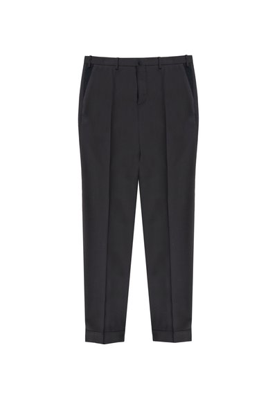 Zwarte op maat gemaakte broek met een gestroomlijnd ontwerp, met een vlakke voorkant, zijzakken en een slim fit. Vlotte stoftextuur en subtiele glans.