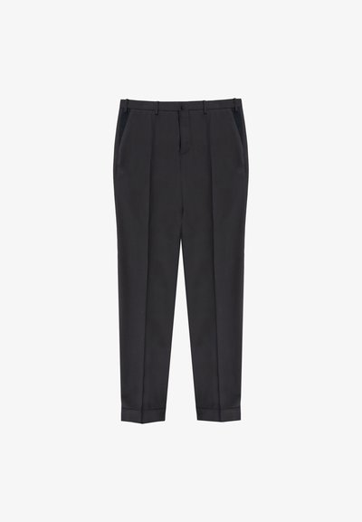 Zwarte op maat gemaakte broek met een gestroomlijnd ontwerp, met een vlakke voorkant, zijzakken en een slim fit. Vlotte stoftextuur en subtiele glans.