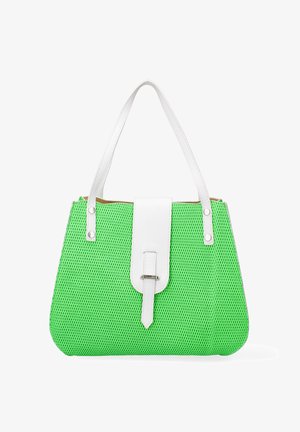Borsa verde con texture, dotata di tracolla in pelle bianca e dettaglio centrale con fibbia, arricchita da accessori in metallo argentato.