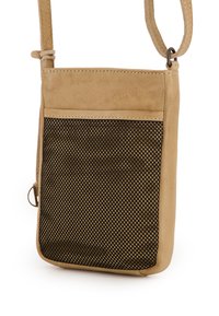 Sac bandoulière avec un dessus en cuir beige et une partie inférieure en maille noire. Il dispose d'une bandoulière ajustable et de quelques accents matériels minimalistes.