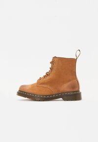 Brune lær ankelsko med rund tå, snøring foran, gule sting og en pull-tab bak; solid gummisåle.